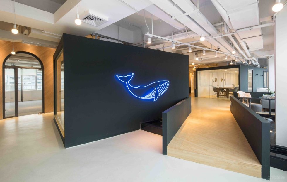 輕工業(yè)風(fēng)格辦公室裝修設(shè)計(jì)深色企業(yè)logo形象墻 輕工業(yè)風(fēng)格辦公室裝修設(shè)計(jì)深色企業(yè)logo形象墻