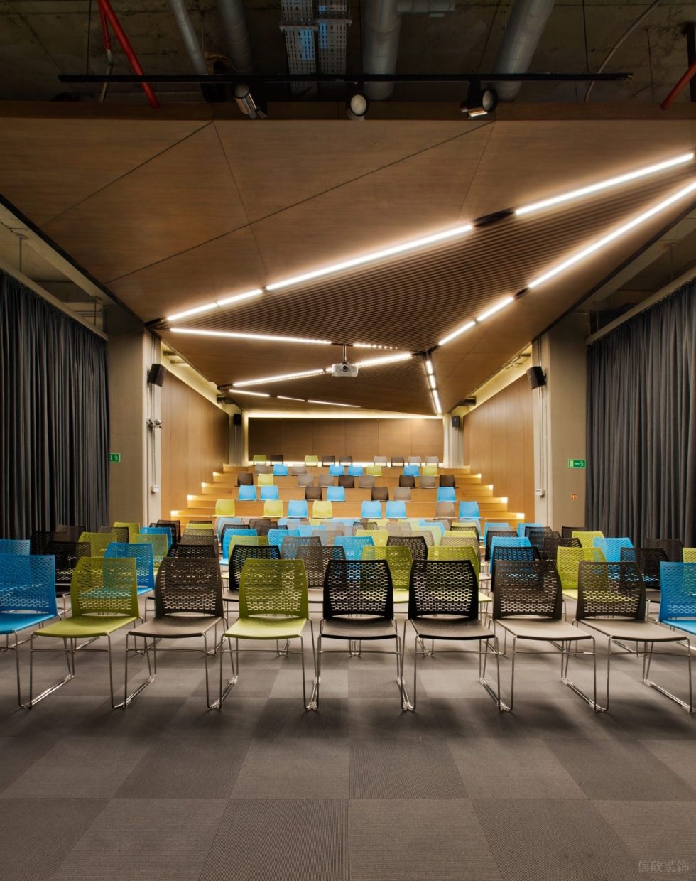 前衛(wèi)現(xiàn)代風(fēng)辦公室裝修設(shè)計(jì)木紋色階梯式培訓(xùn)室
