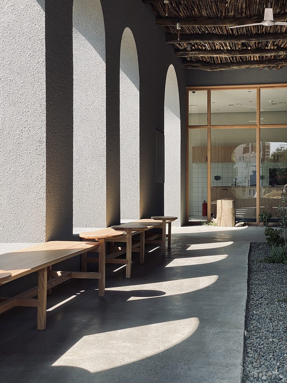 舒適自然感咖啡店暖陽(yáng)氛圍散客區(qū)設(shè)計(jì)效果圖