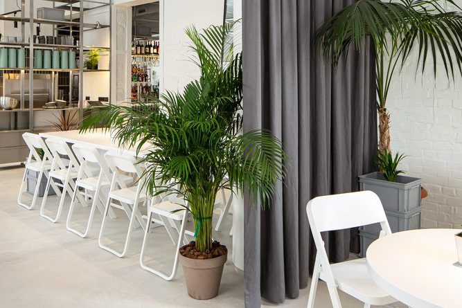 現(xiàn)代極簡(jiǎn)風(fēng)咖啡廳深灰色簾布屏風(fēng)隔開區(qū)域設(shè)計(jì)示意圖