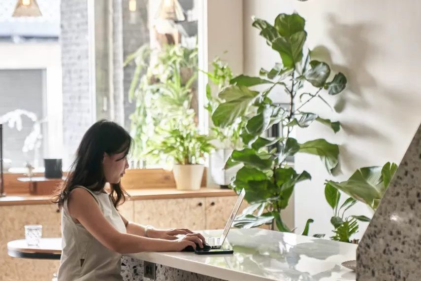 現(xiàn)代簡約風(fēng)咖啡廳高矮不一線性垂吊燈設(shè)計效果圖