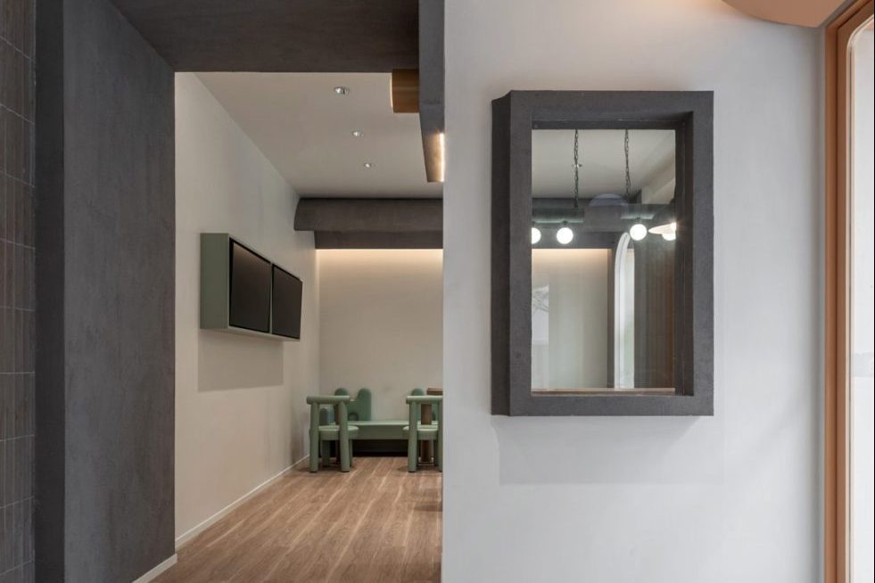 現(xiàn)代簡約風飲品店黑色微水泥門洞燈帶裝修設(shè)計