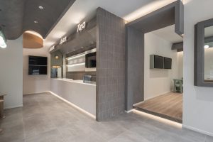 現(xiàn)代簡約風飲品店實木板隔斷墻裝修設(shè)計