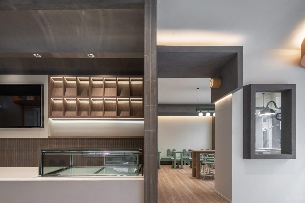 現(xiàn)代簡約風飲品店原木實木板柜子開放小格燈帶裝修設(shè)計