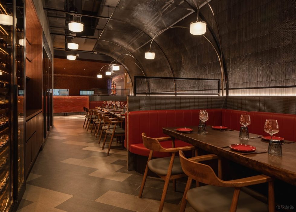 現(xiàn)代輕奢風高級餐廳裝修設計紅色軟包搭深棕餐桌休閑卡座區(qū)效果圖
