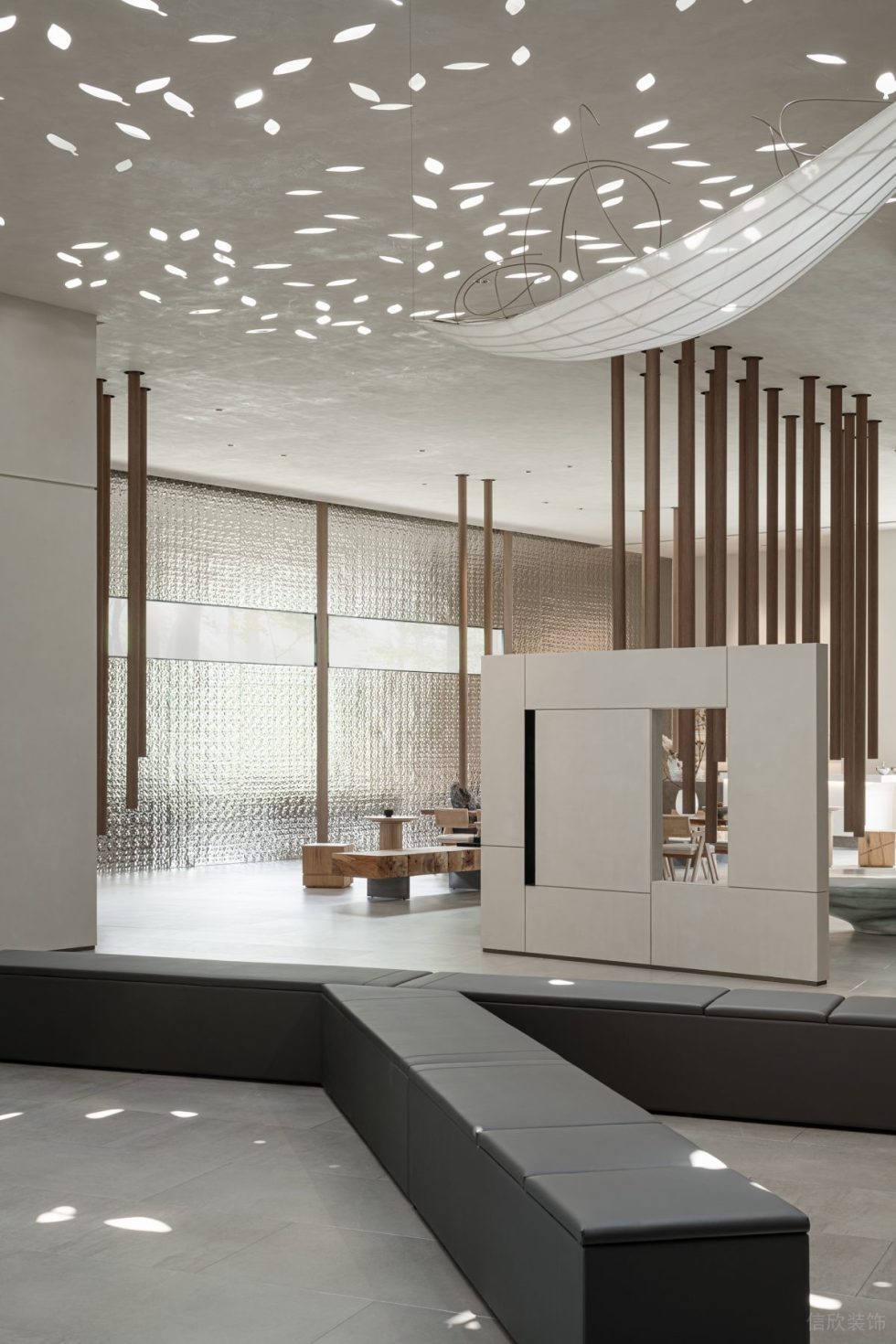 現(xiàn)代原木風(fēng)展示中心裝修設(shè)計(jì) 開放式灰色長條休息凳