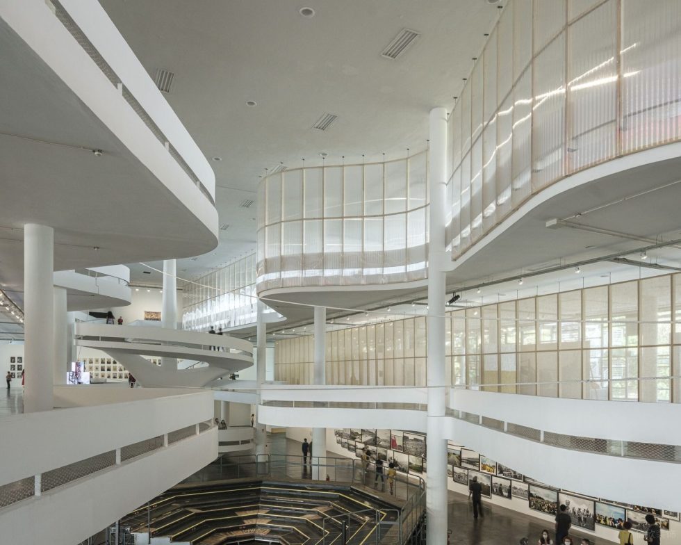 現(xiàn)代藝術建筑項目展廳裝修方案 弧面長虹玻璃造型墻