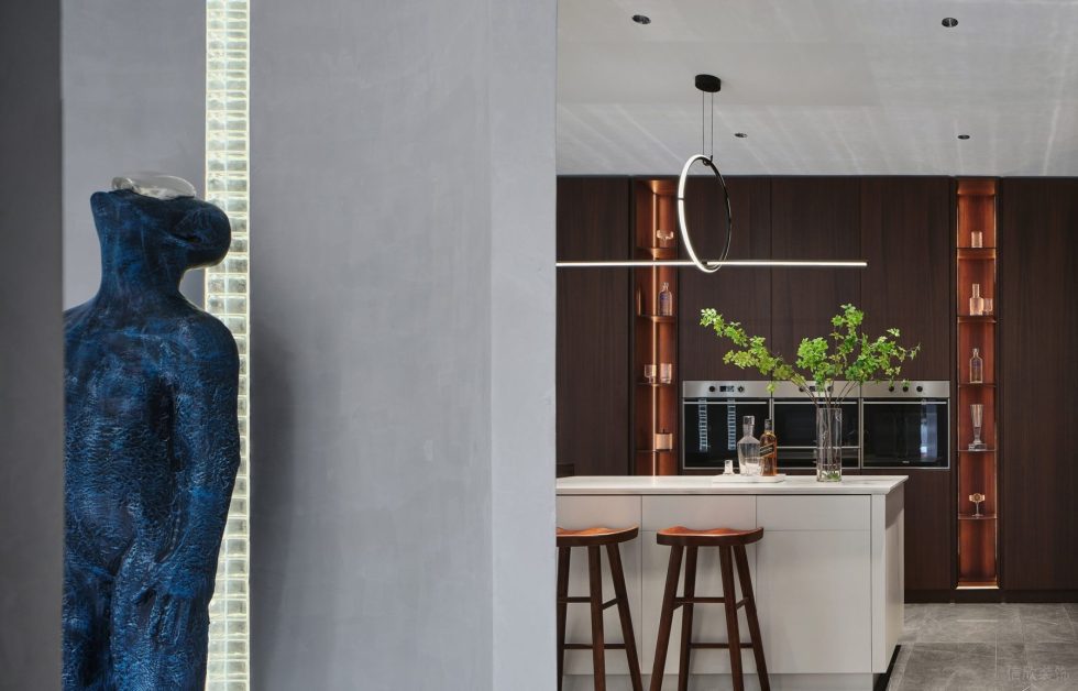 藝術(shù)高定產(chǎn)品展示中心裝修設(shè)計(jì) 藍(lán)色紋路抽象人體雕塑