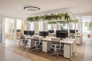 自然簡約風(fēng)辦公室裝修設(shè)計暖白色工作區(qū)效果圖