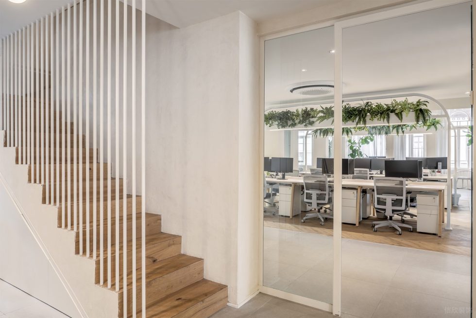 自然簡約風辦公室裝修設計白木色樓梯