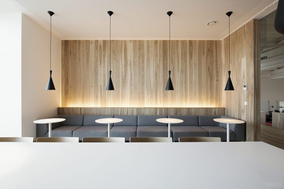 自然原木風辦公室裝修設計灰色沙發休閑區 自然原木風辦公室裝修設計灰色沙發休閑區