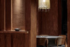 中式原木風(fēng)中餐廳隔墻內(nèi)嵌展示柜裝修設(shè)計圖