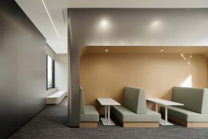 淡雅色簡(jiǎn)約現(xiàn)代風(fēng)辦公室裝修設(shè)計(jì)淺色調(diào)卡座洽談區(qū)