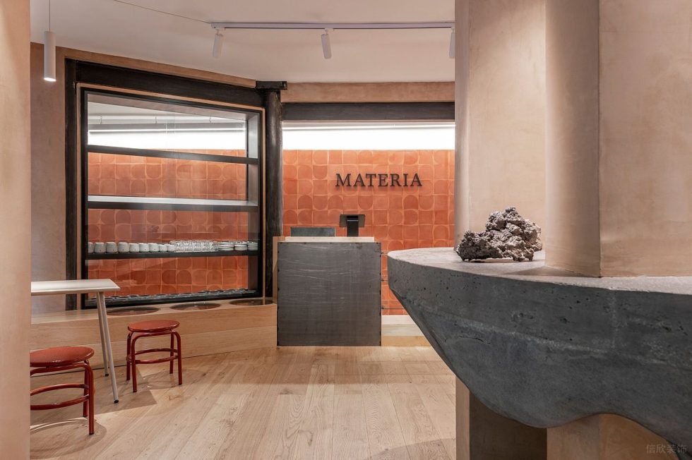 現(xiàn)代原木風咖啡廳深灰色前臺搭半圓紅磚墻效果圖展示