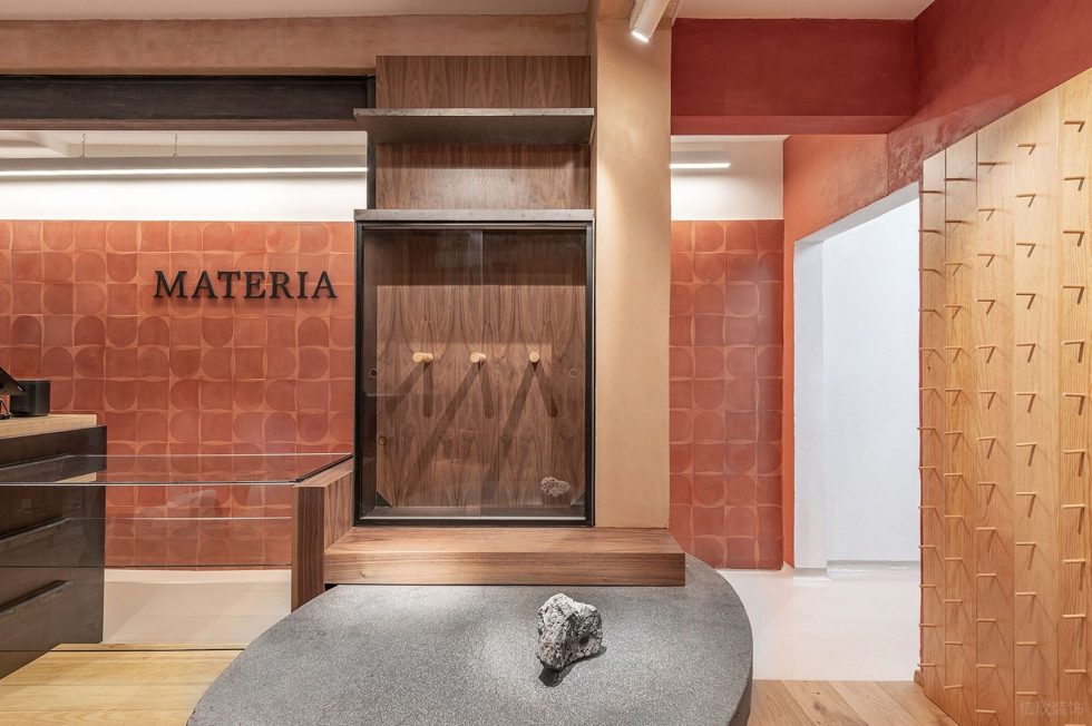 現(xiàn)代原木風咖啡廳深棕色展示架搭玻璃門框設計裝修圖