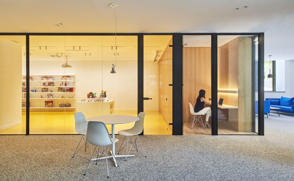 清淡色現代簡約風辦公室裝修設計純白色圓形洽談桌 清淡色現代簡約風辦公室裝修設計純白色圓形洽談桌