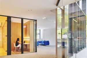 清淡色現(xiàn)代簡約風(fēng)辦公室裝修設(shè)計(jì)暖木色主管辦公區(qū)效果圖