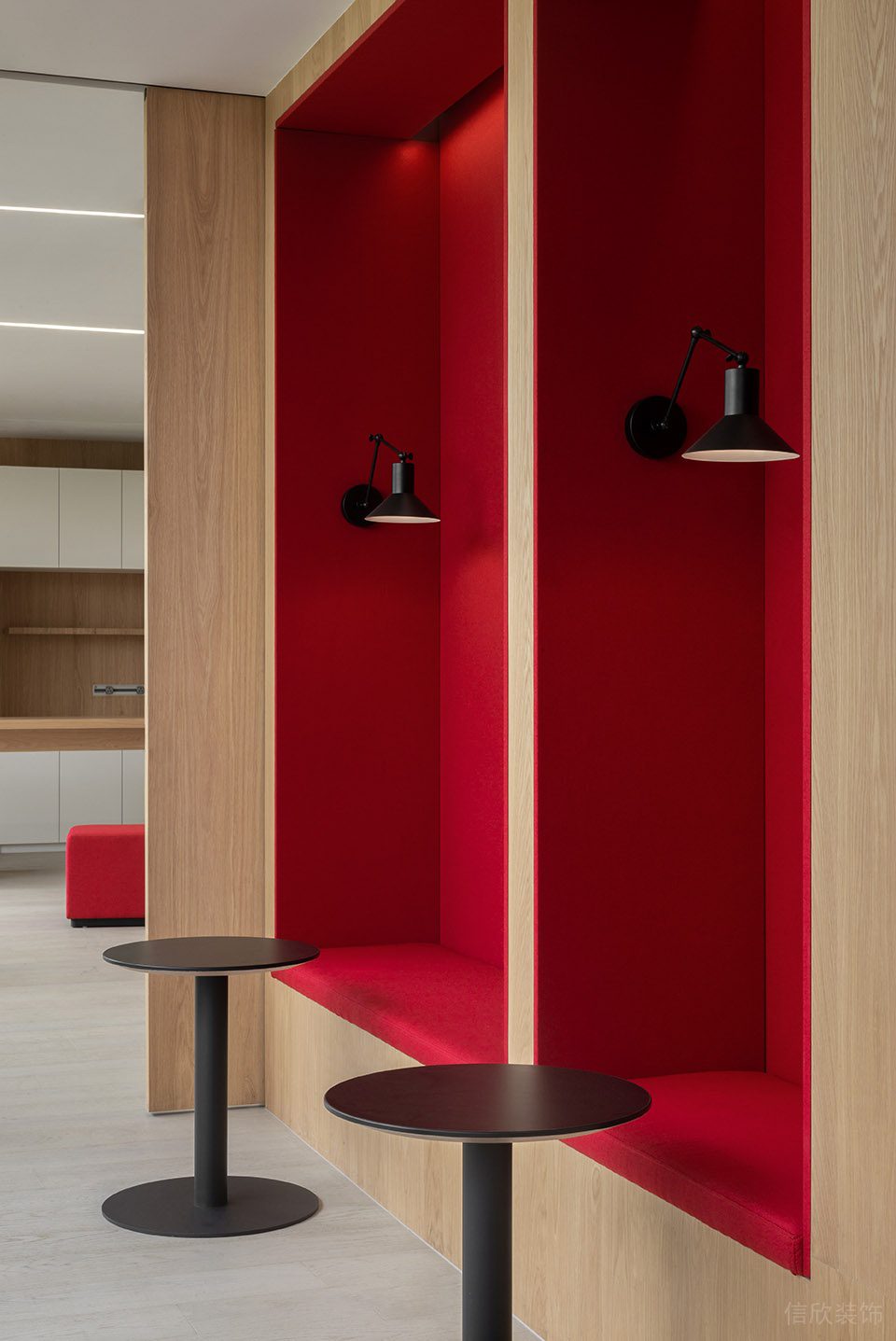 清雅色簡約風辦公室裝修設計艷紅色卡座休閑區 清雅色簡約風辦公室裝修設計艷紅色卡座休閑區