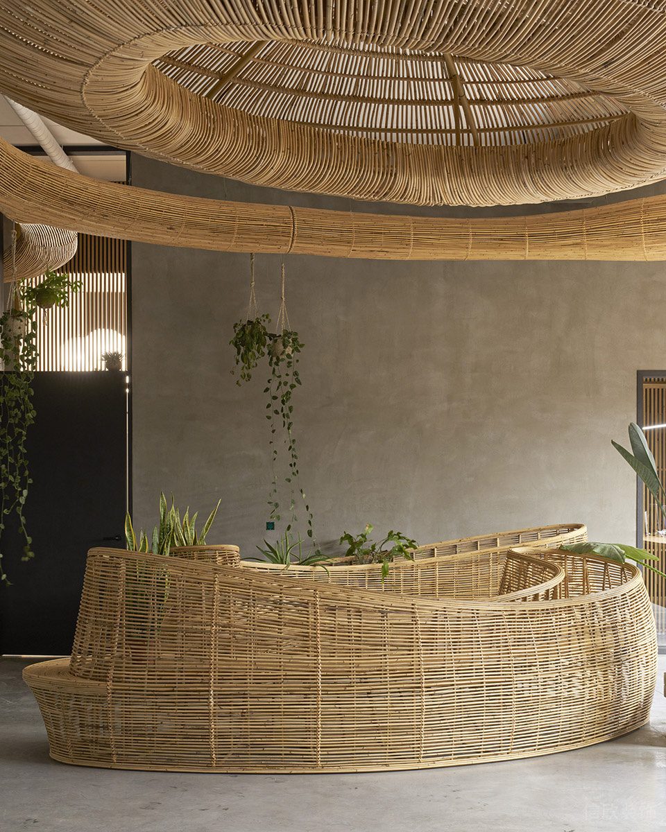 素木色極簡風(fēng)辦公室裝修設(shè)計暖色調(diào)竹編圓弧卡座洽談區(qū)