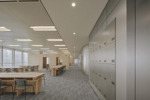 銀灰色現(xiàn)代簡約風(fēng)辦公室裝修設(shè)計(jì)淺木色開放式辦公區(qū)效果圖