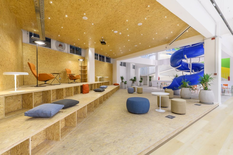 多彩色趣味現代風辦公室裝修設計多彩色階梯式活動區 多彩色趣味現代風辦公室裝修設計多彩色階梯式活動區