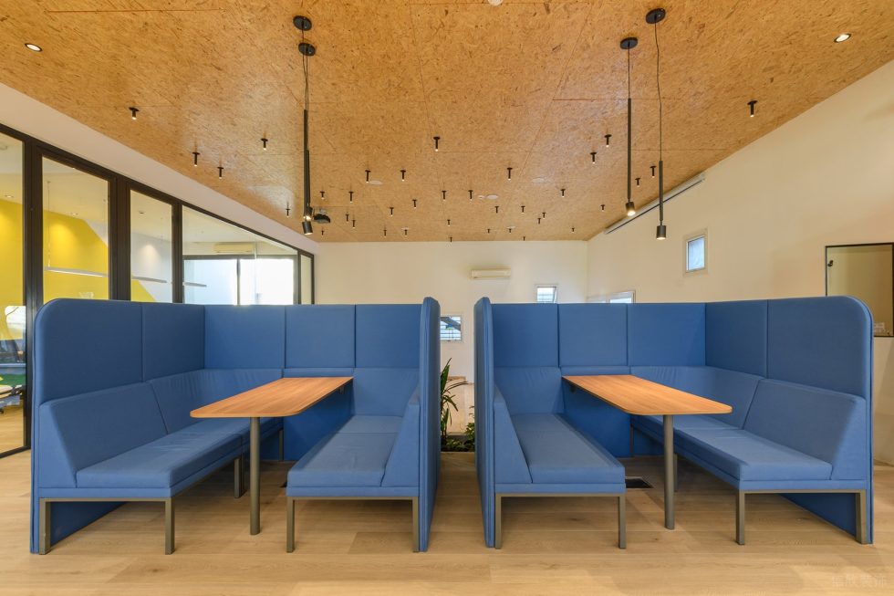 多彩色趣味現代風辦公室裝修設計寶藍色卡座洽談區 多彩色趣味現代風辦公室裝修設計寶藍色卡座洽談區