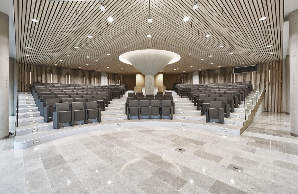 淡色系現(xiàn)代極簡(jiǎn)風(fēng)辦公室裝修設(shè)計(jì)淺咖色培訓(xùn)室