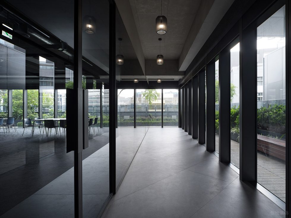 黑白灰時尚極簡風(fēng)辦公室裝修設(shè)計深色調(diào)走廊 黑白灰時尚極簡風(fēng)辦公室裝修設(shè)計深色調(diào)走廊