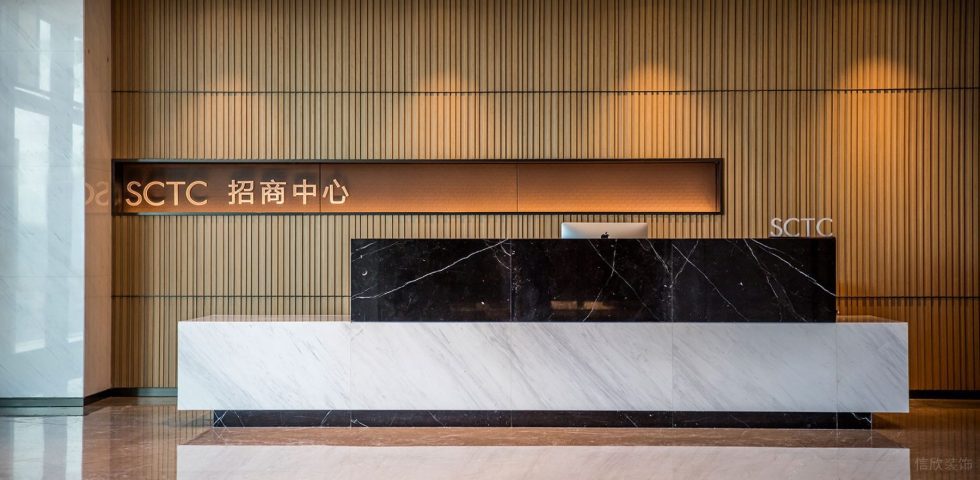 暖色調(diào)現(xiàn)代輕奢風(fēng)辦公室裝修設(shè)計(jì)黑白色大理石前臺(tái)