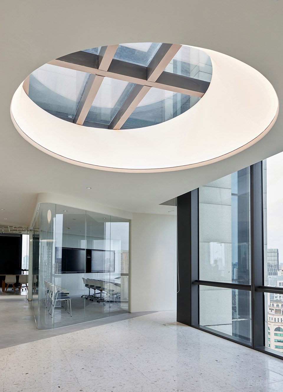 暖色黑白灰極簡風辦公室裝修設計白色圓形天窗 暖色黑白灰極簡風辦公室裝修設計白色圓形天窗