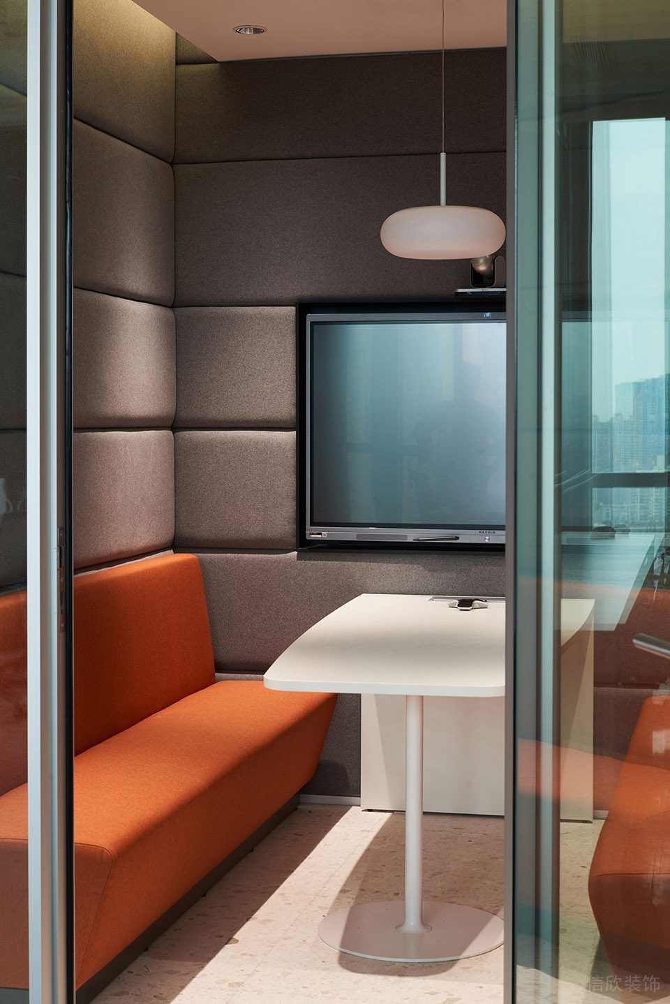 暖色黑白灰極簡風辦公室裝修設計灰色調洽談室 暖色黑白灰極簡風辦公室裝修設計灰色調洽談室