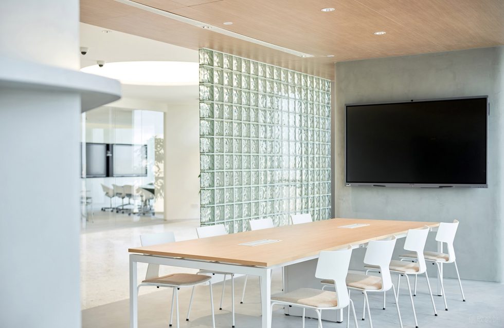 暖色黑白灰極簡風辦公室裝修設計暖灰色接待洽談區 暖色黑白灰極簡風辦公室裝修設計暖灰色接待洽談區