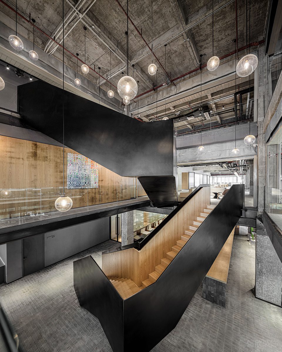 淺灰色簡約工業(yè)風(fēng)辦公室裝修設(shè)計(jì)深色調(diào)樓梯廳 淺灰色簡約工業(yè)風(fēng)辦公室裝修設(shè)計(jì)深色調(diào)樓梯廳