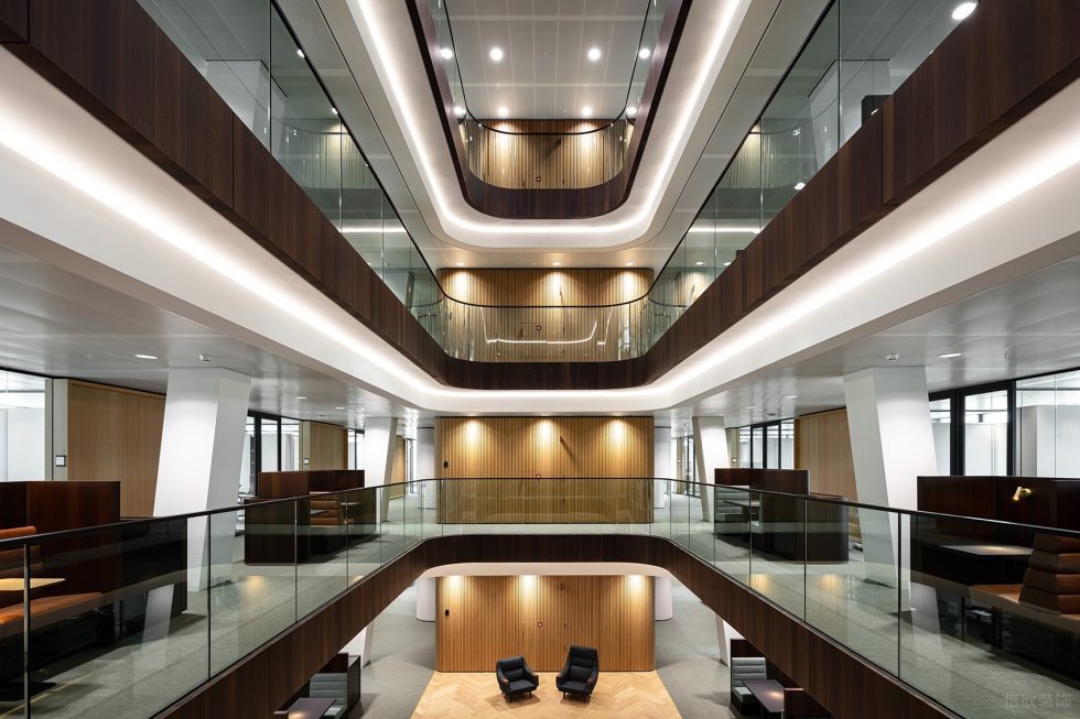 深暖色現代簡約風辦公室裝修設計深木色走廊洽談卡座 深暖色現代簡約風辦公室裝修設計深木色走廊洽談卡座