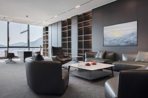 原木質(zhì)感灰色調(diào)現(xiàn)代簡約風(fēng)辦公室裝修設(shè)計(jì)灰色調(diào)總裁辦公室效果圖