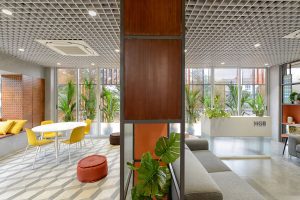 鮮色調(diào)簡約風(fēng)辦公室裝修設(shè)計(jì)亮色調(diào)前廳效果圖