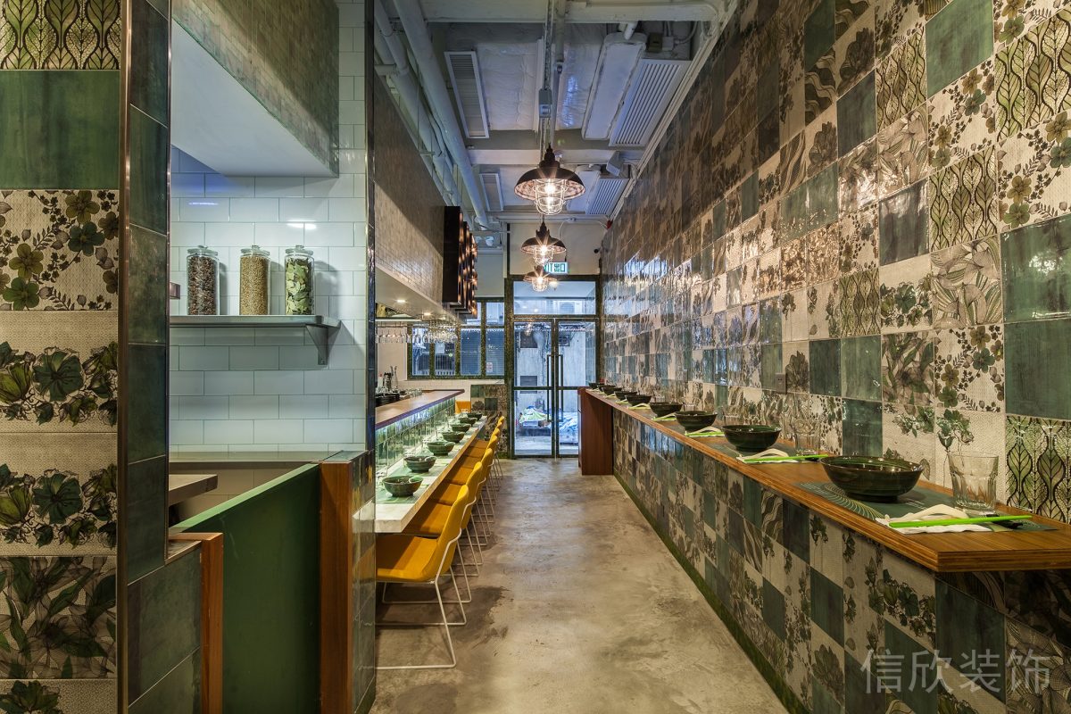 深圳龍崗坂田綠色面佬到面館長條形過道就餐區(qū)域裝修設(shè)計