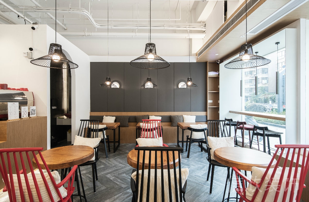 深圳羅湖國(guó)貿(mào)面包店地面魚骨紋防滑木紋地磚裝修設(shè)計(jì)