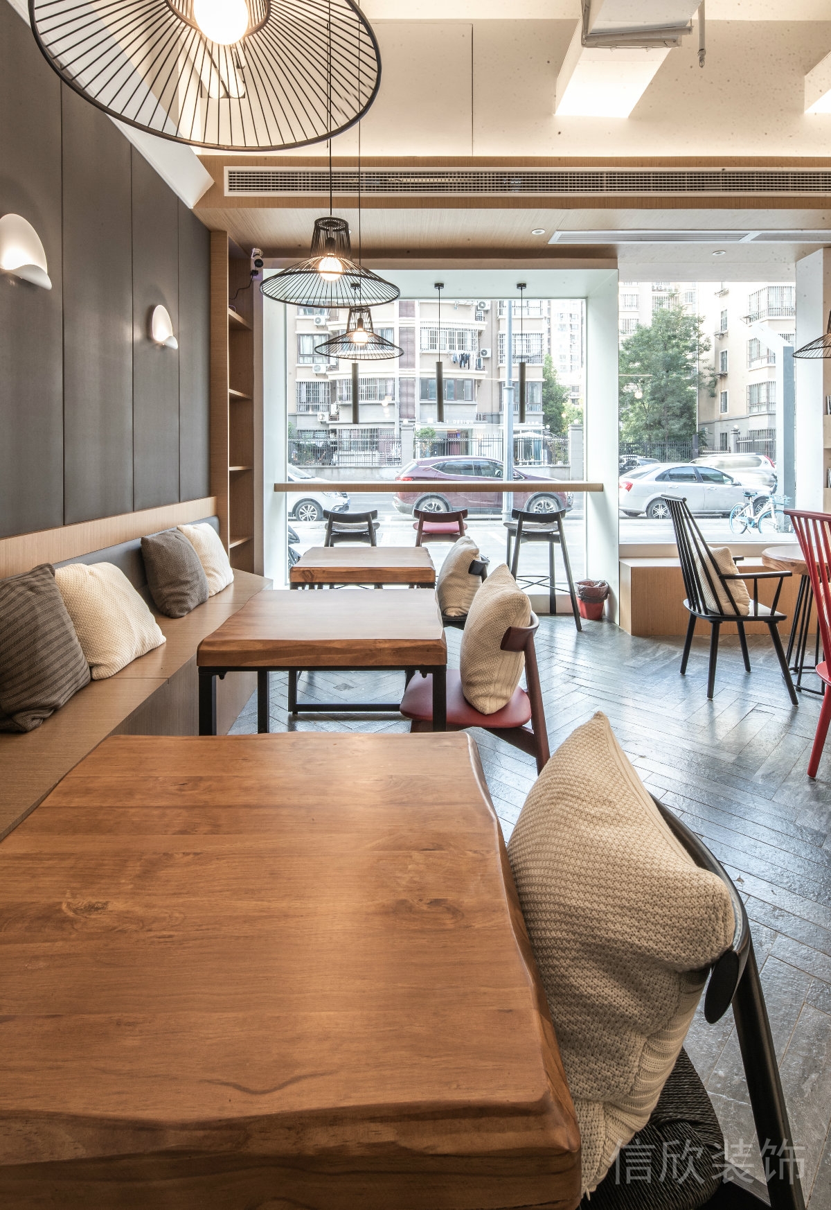 深圳羅湖國(guó)貿(mào)面包店靠墻邊軟座小方餐桌裝修設(shè)計(jì)