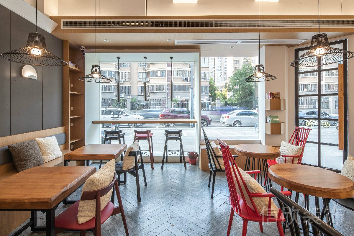 深圳羅湖國(guó)貿(mào)面包店門口玻璃門裝修設(shè)計(jì)