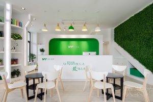 深圳市羅湖口岸愛未母語(yǔ)語(yǔ)言培訓(xùn)機(jī)構(gòu)亞克力背景墻前臺(tái)接待處