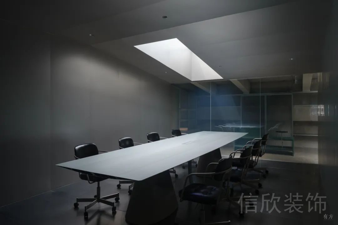 暗黑風鏤空式天花板玻璃窗會議室裝修設計