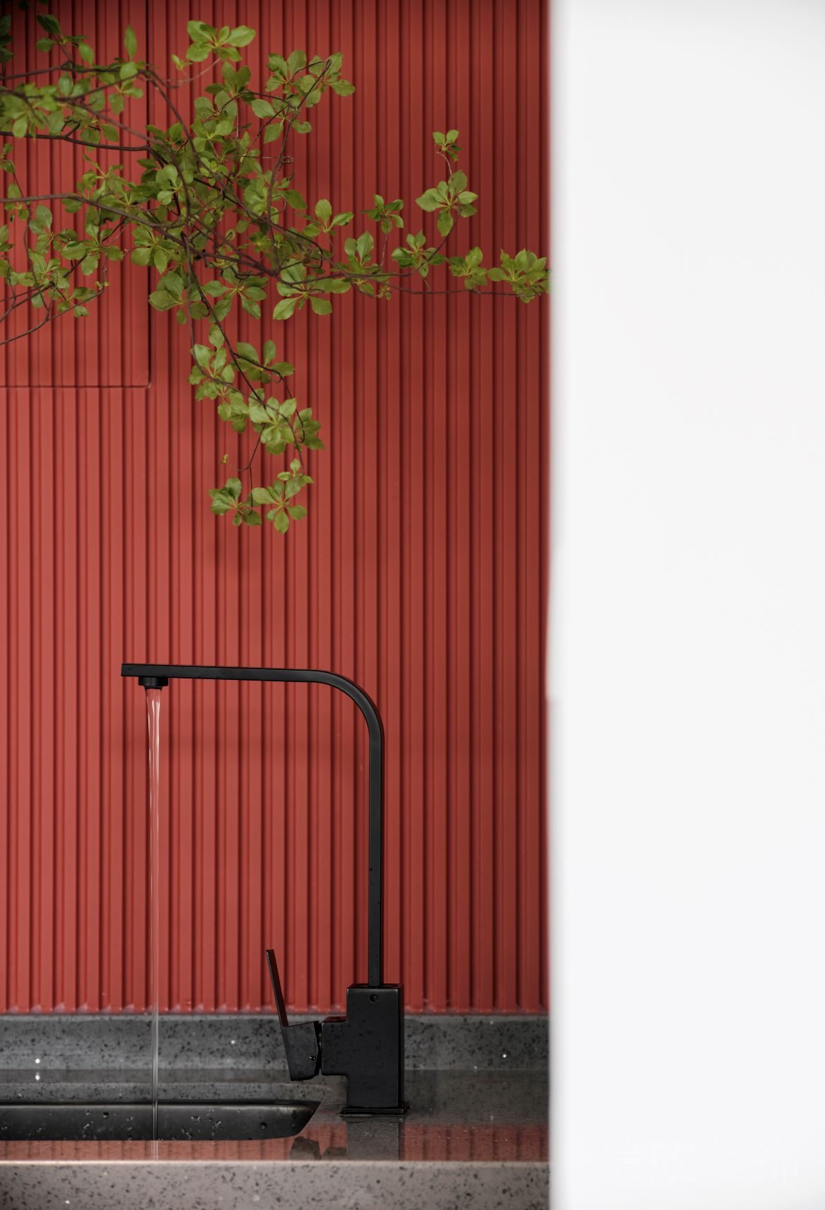 古典現(xiàn)代簡約風(fēng)辦公空間書吧區(qū)紅色格柵裝修設(shè)計