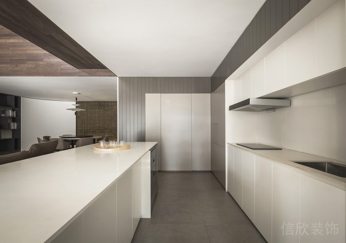 工作室廚房烹飪區(qū)域純白色護墻板設計