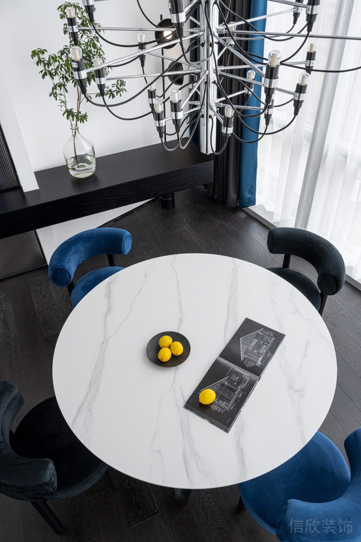 黑白色現(xiàn)代風(fēng)格辦公空間接待室裝修設(shè)計