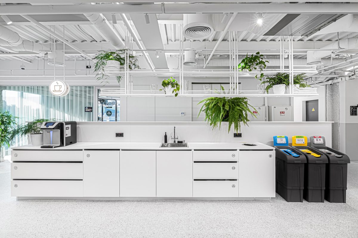 簡(jiǎn)約懸吊式置物架茶水間裝修設(shè)計(jì)