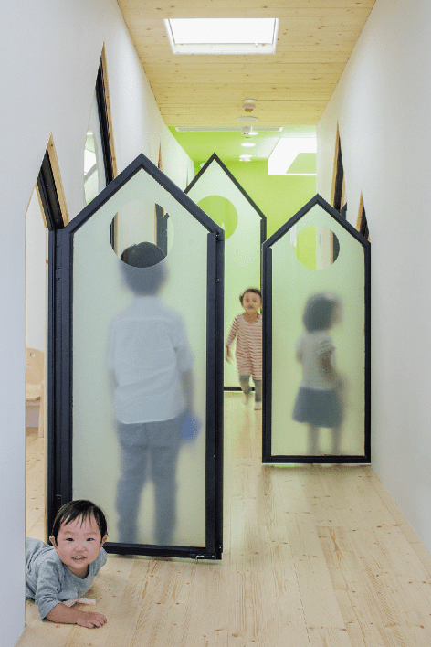 深圳南山區(qū)西麗少兒藝術(shù)興趣培訓(xùn)學(xué)校過(guò)道教室門(mén)