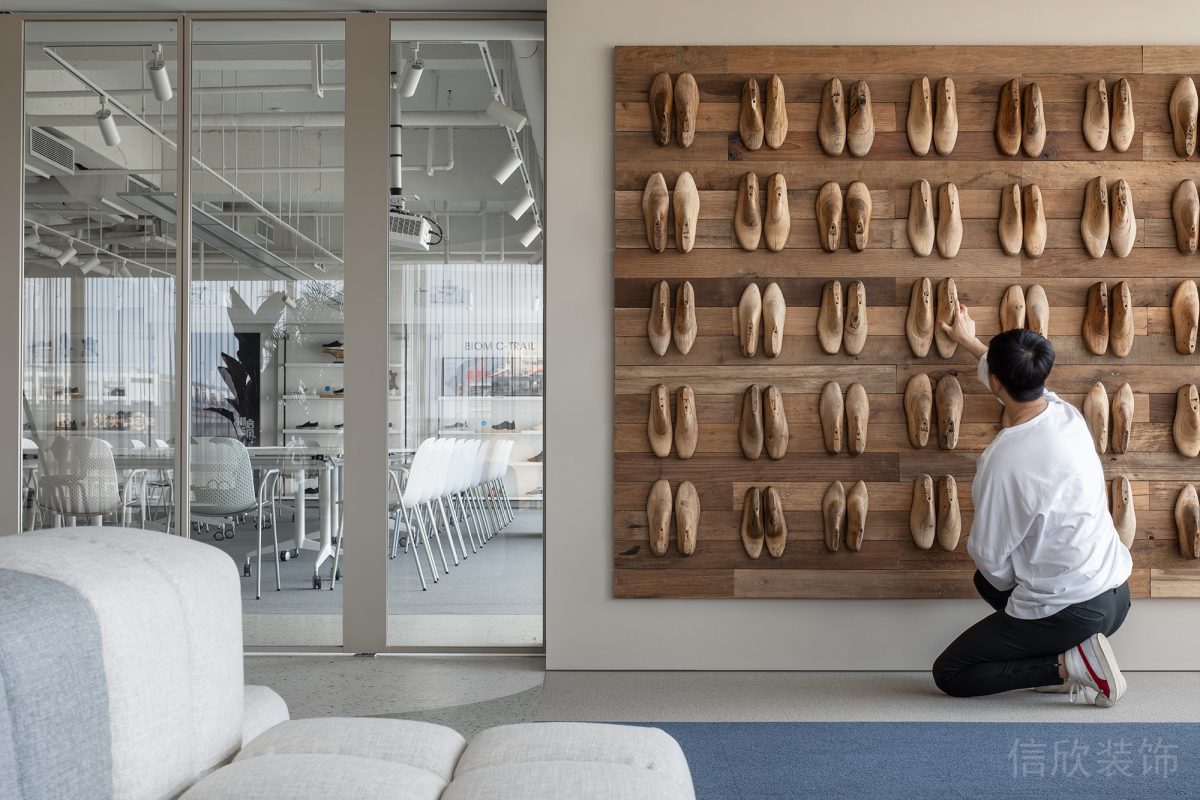 現(xiàn)代簡約風(fēng)辦公空間接待區(qū)墻面實(shí)木造型設(shè)計