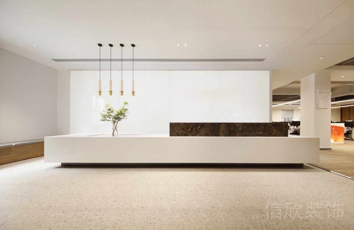 原木風(fēng)現(xiàn)代風(fēng)格辦公空間白色接待臺裝修設(shè)計.jpg