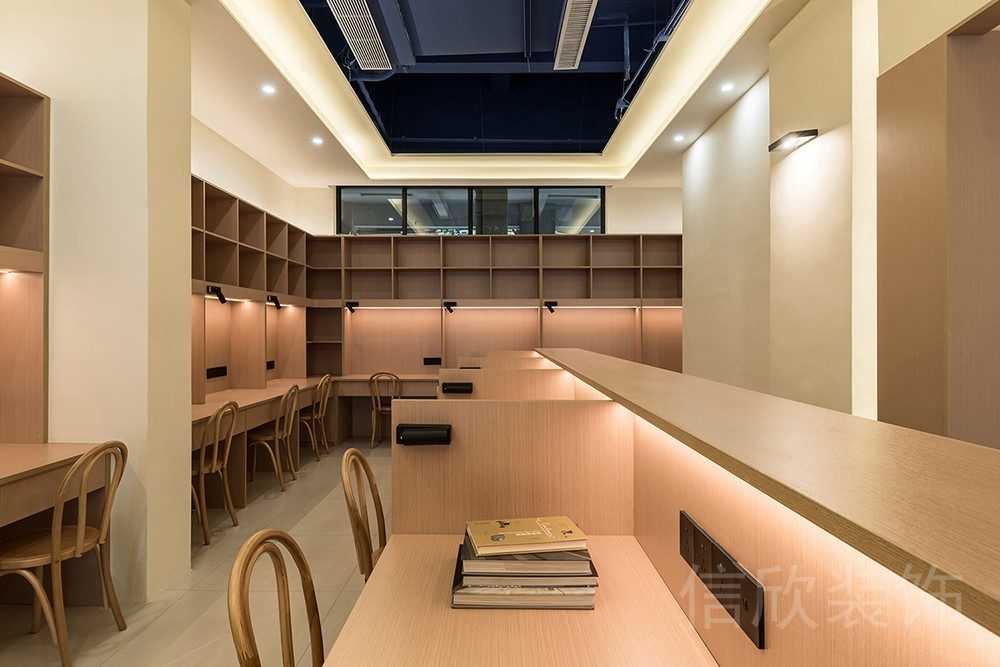 原木辦公桌椅搭配暖色調燈條